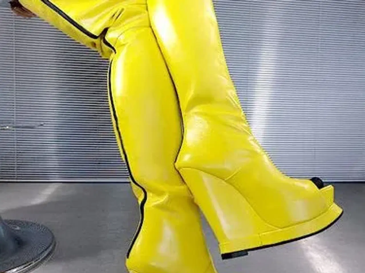 Billede 4 - Lårlange skridtlange gule overkneestøvle