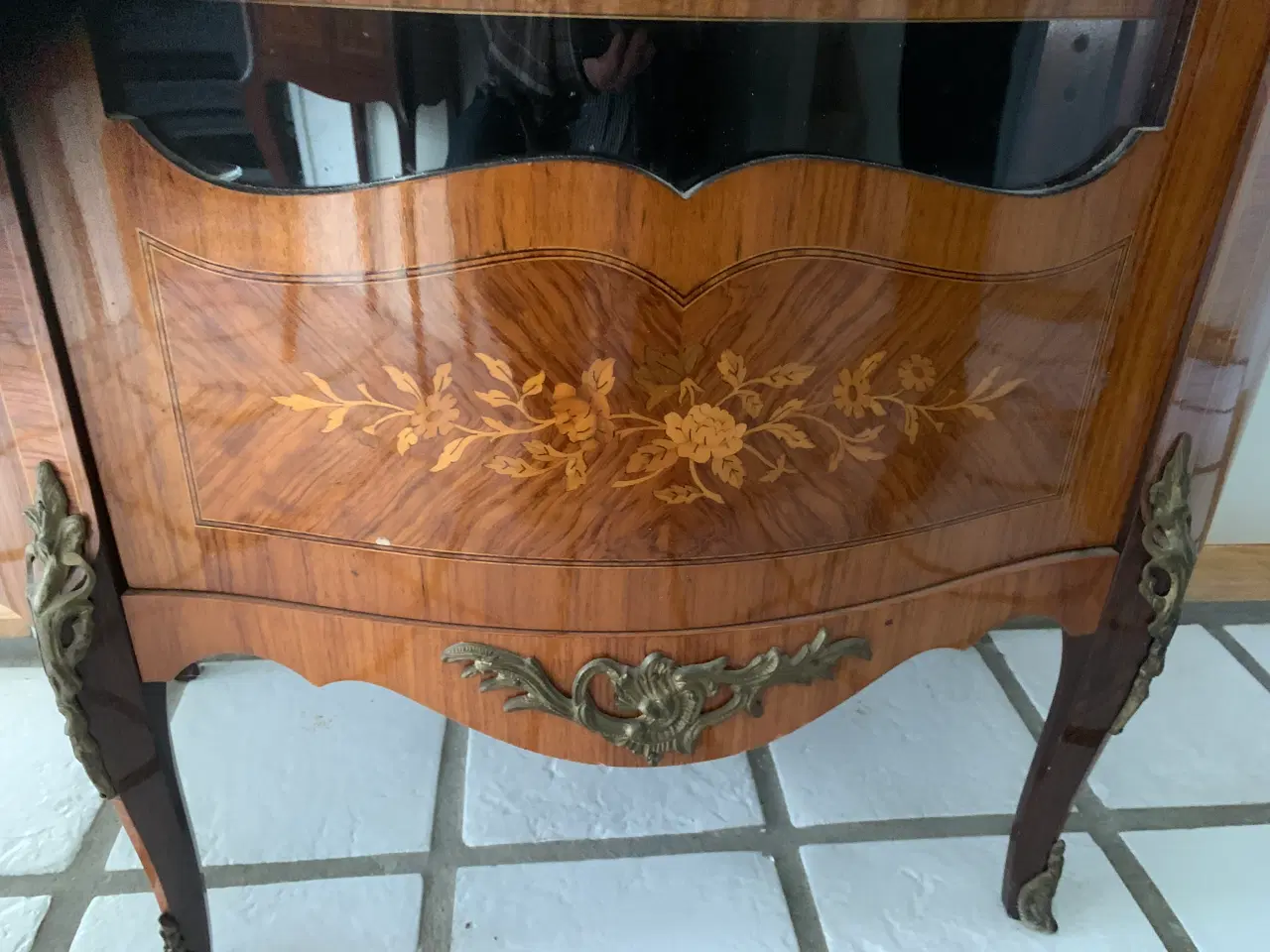 Billede 4 - Vitrine med intarsia og messingornamenter