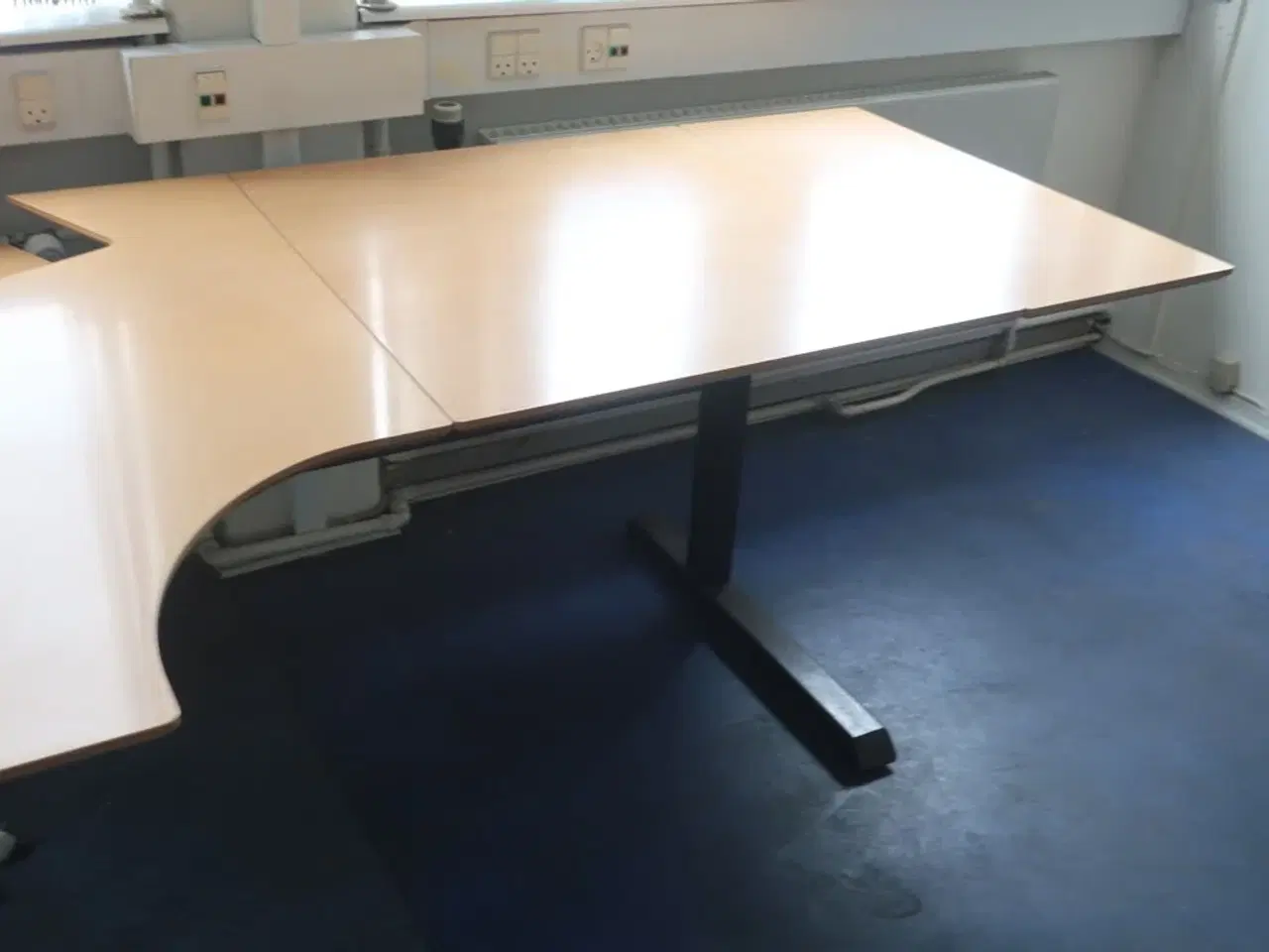 Billede 4 - Stort skrivebord, reoler, printer m.v.