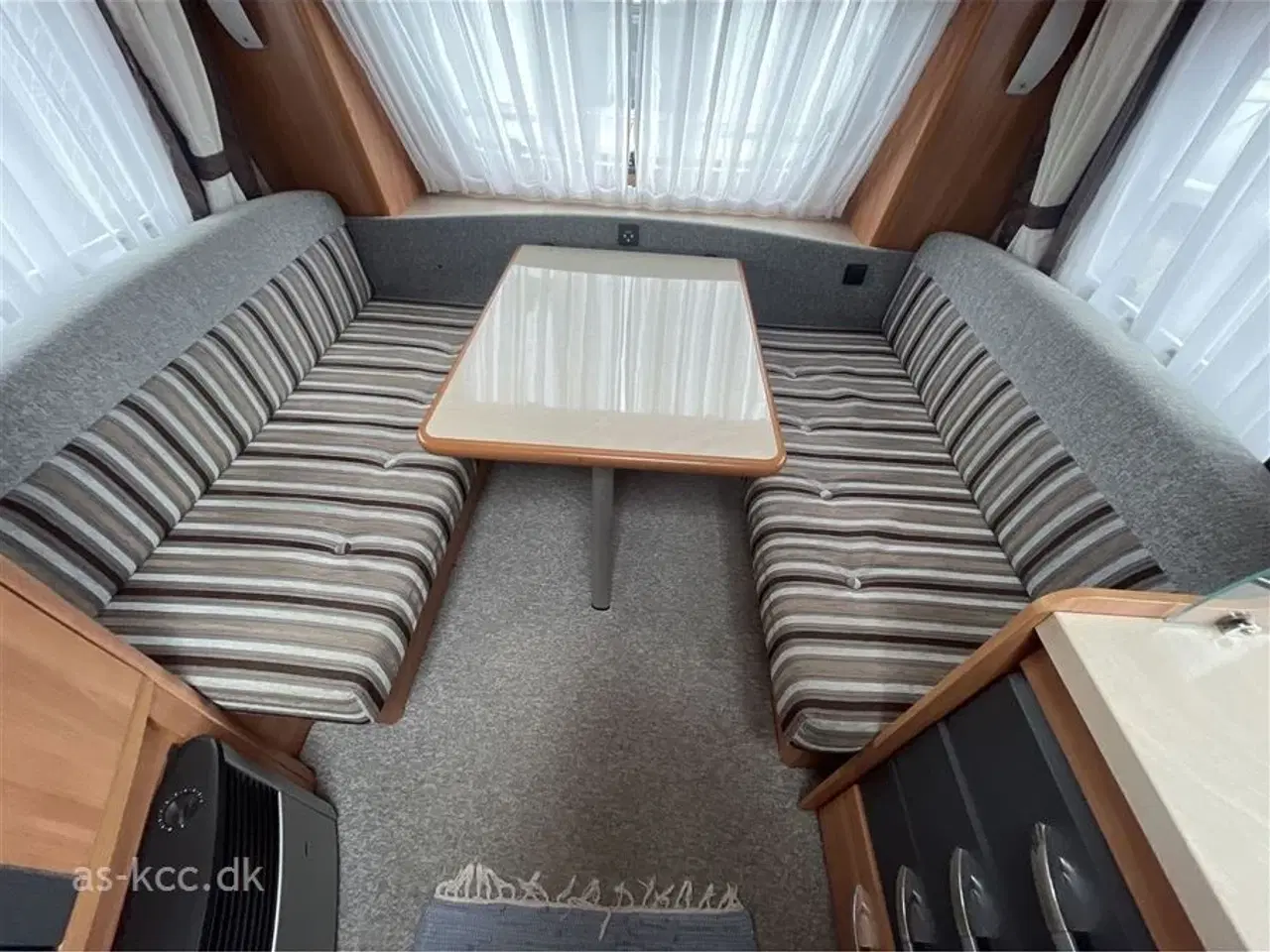 Billede 6 - 2011 - Hobby De Luxe 420 KB   Hobby De Luxe 420 KB årg. 2011 Lufttelt, Mover, Næsten Nye dæk.. 4 siddepladser, 4 sovepladser.