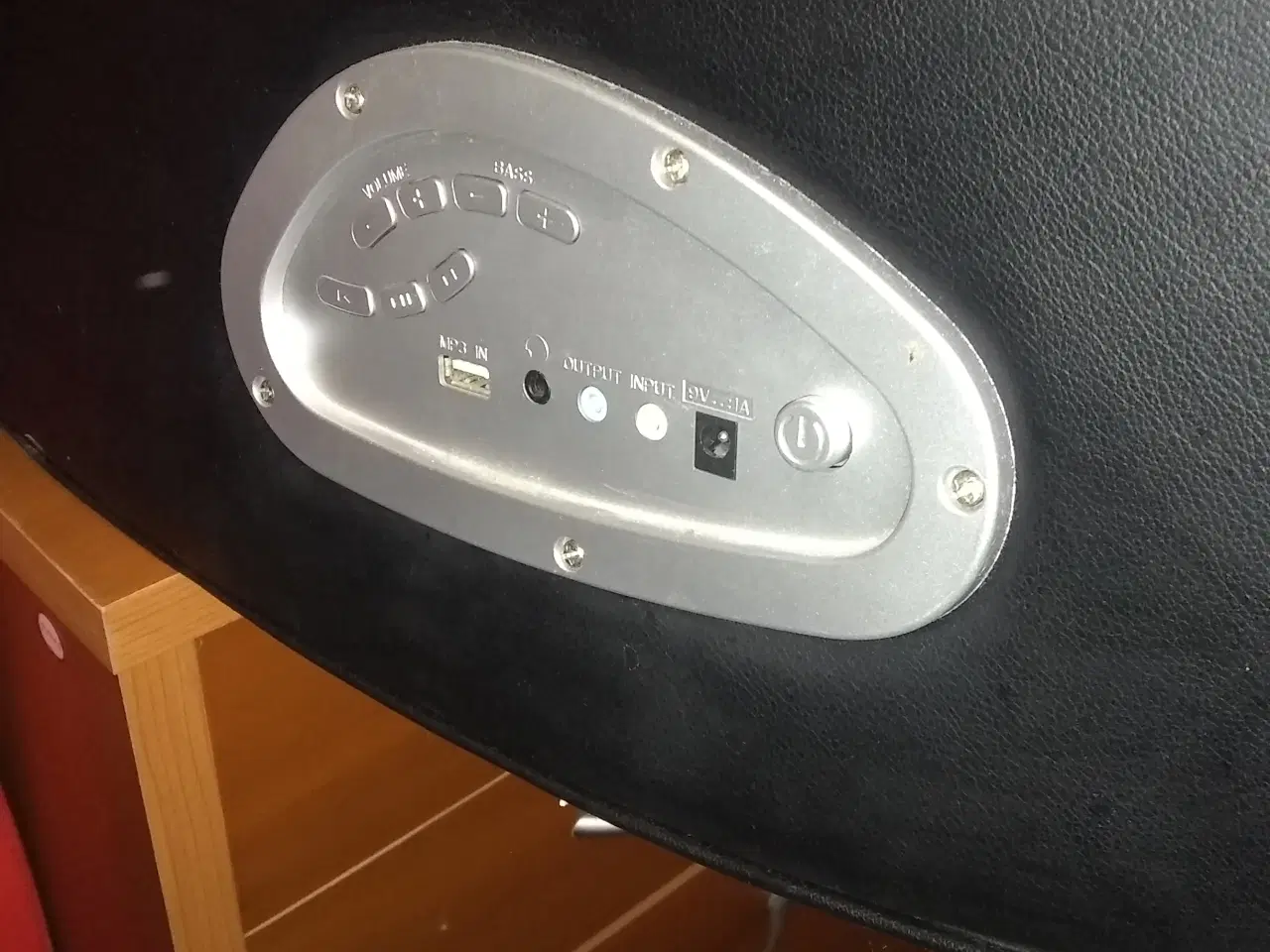 Billede 3 - Gamer med højttalere og musik afspiller.