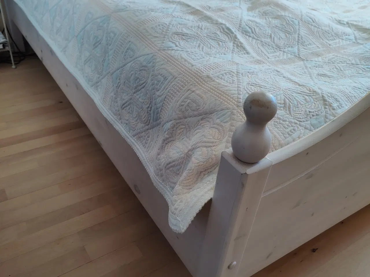 Billede 1 - Dobbeltseng i hvidbejset træ.