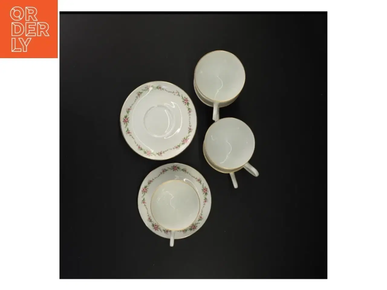 Billede 4 - Porcelænskaffestel med blomstermotiv fra Benedikte (str. Diameter 13 cm og 7 x 10 cm)