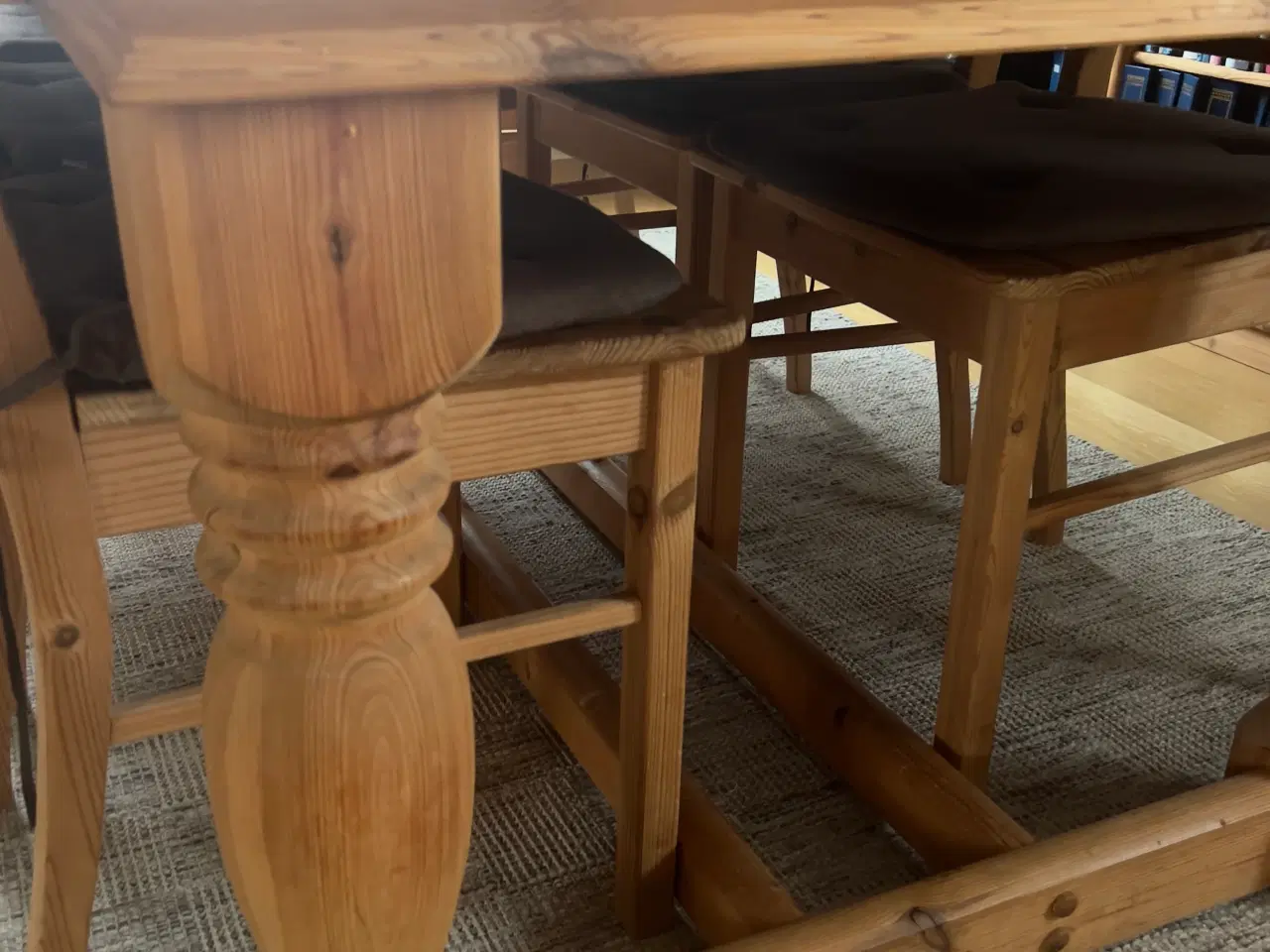 Billede 2 - Massivt fyrretræs spisebord med 8 stole