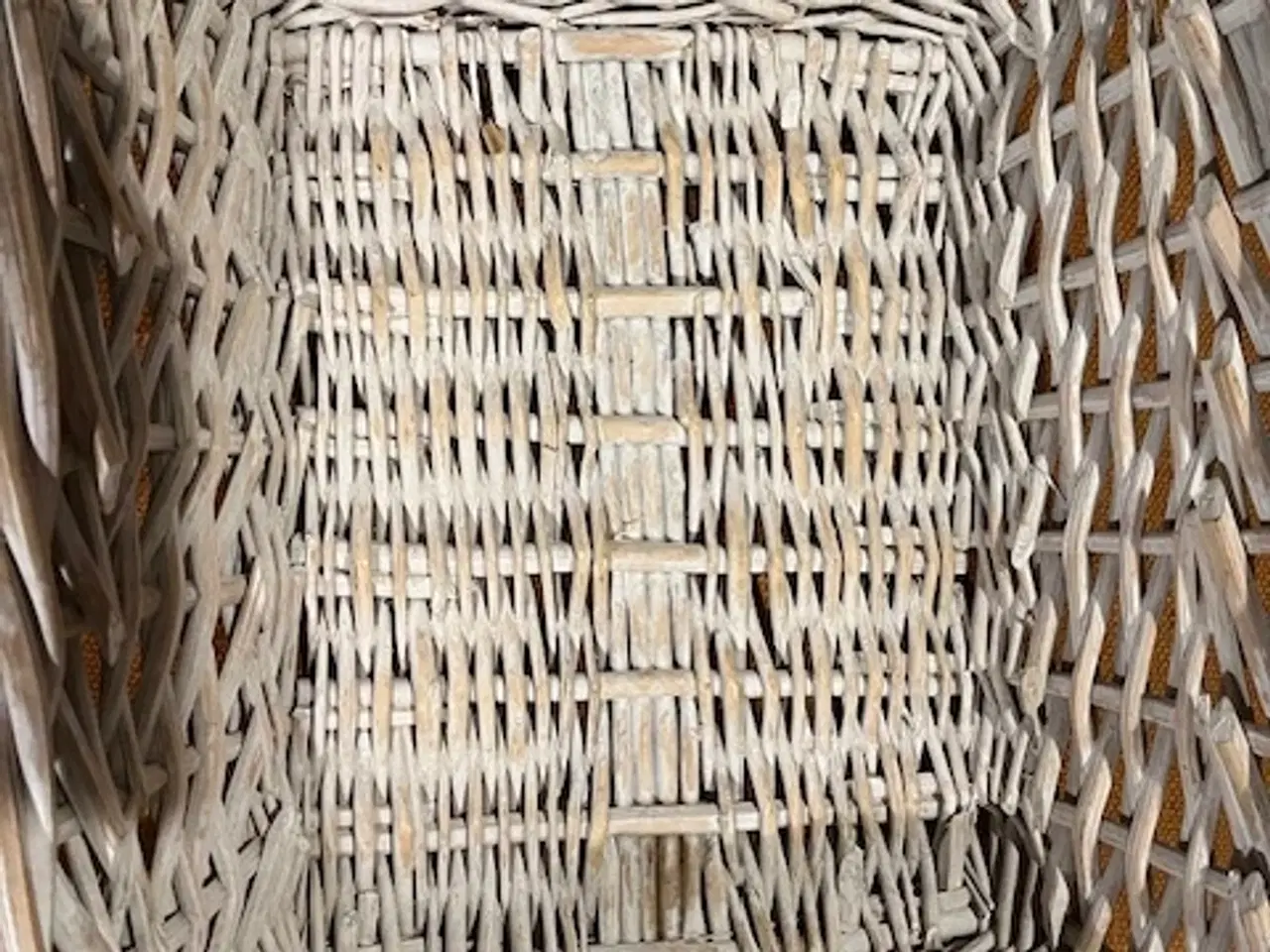 Billede 4 - Flettet kurv med håndtag i lyst flet