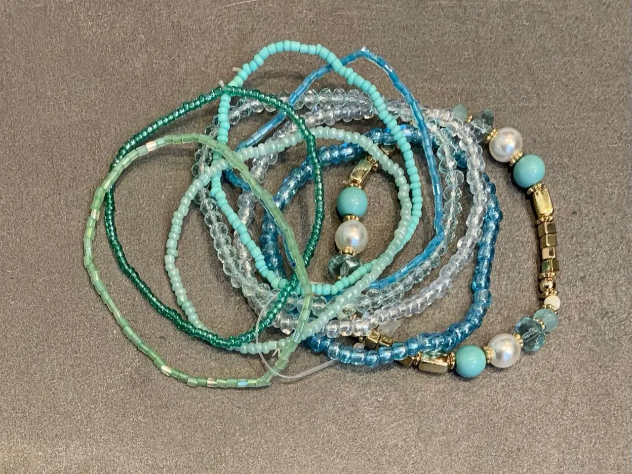 Billede 1 - Perlearmbånd sæt med 9 stk armbånd med perler 