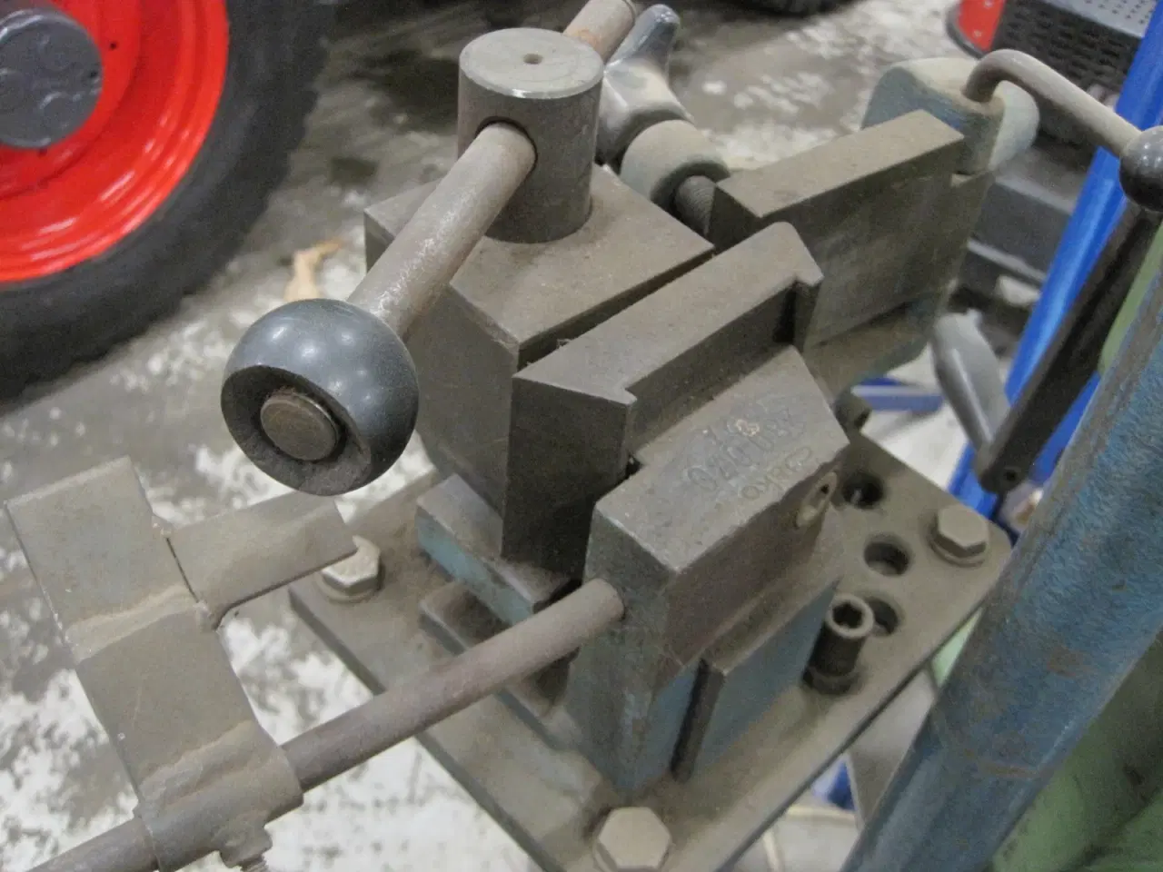 Billede 2 - Fladjernsbukker på søjle