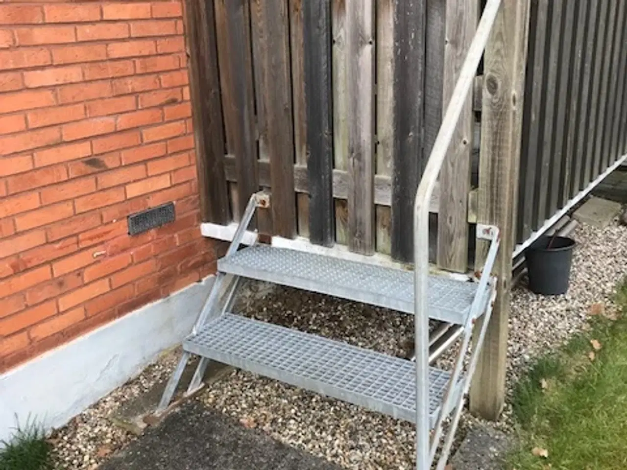 Billede 3 - 2 Trins galv. gitterjern trappe med gelænder