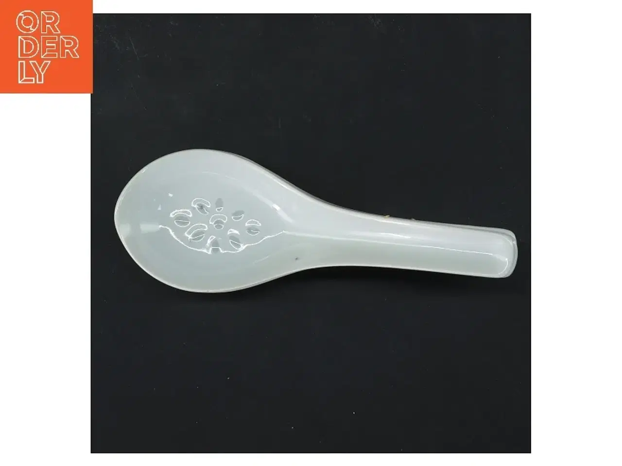 Billede 2 - Hvide serveringsskeer med mønster (str. 4 stk 14,5 cm)