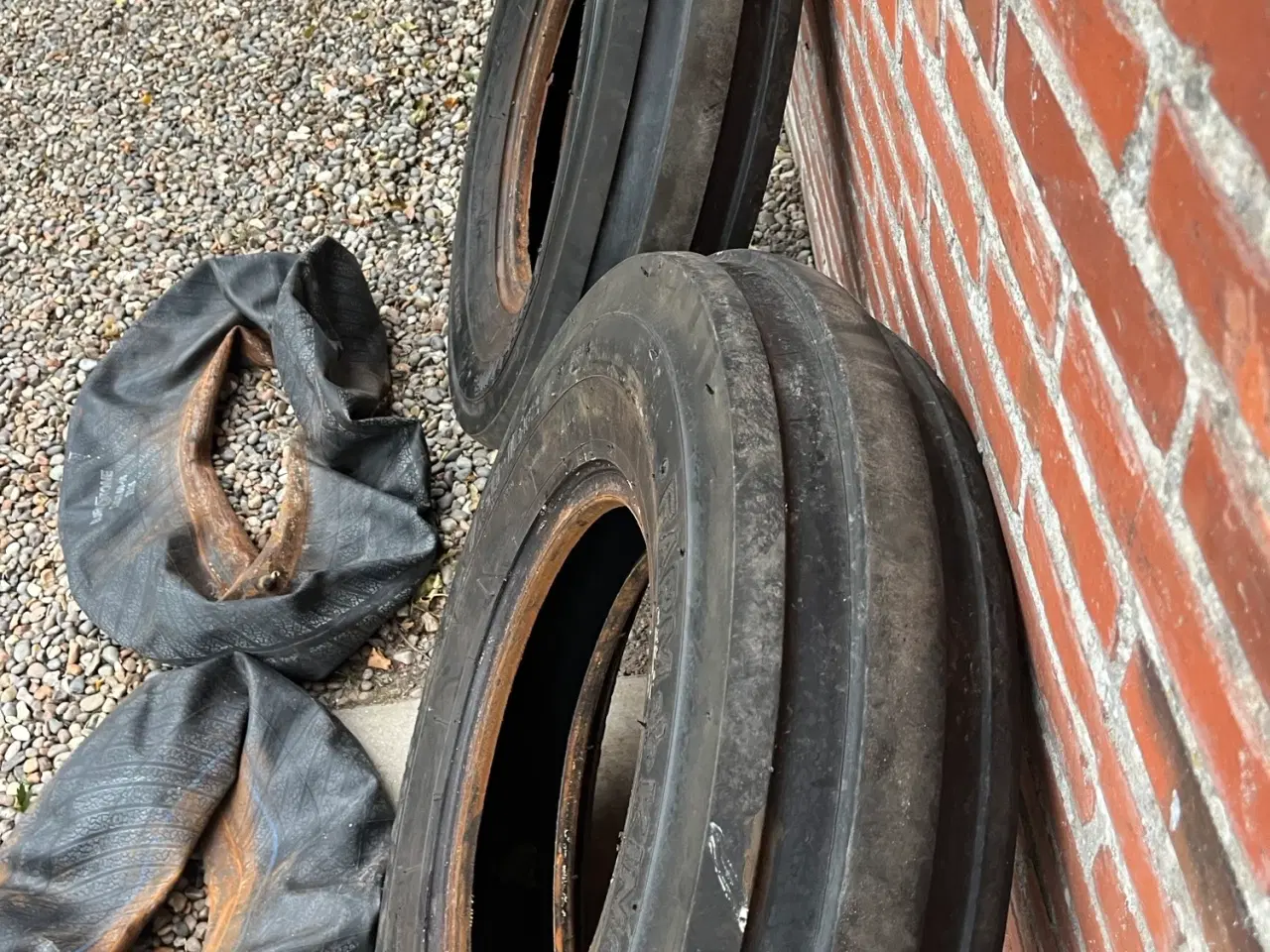 Billede 4 - 2 stk Dæk m/slanger forhjul traktor 16"