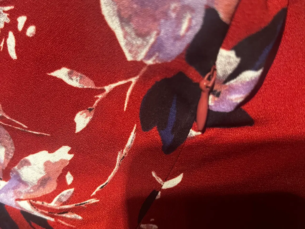 Billede 5 - Flot blomsteret kjole i bordeaux