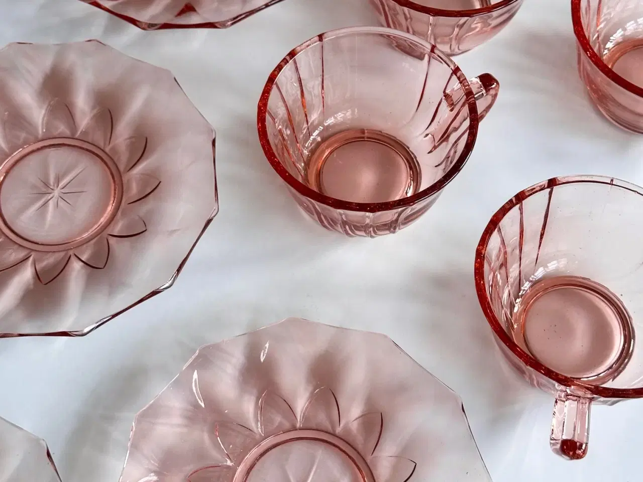Billede 8 - Kopper m underkopper, rosa glas, 4 sæt samlet