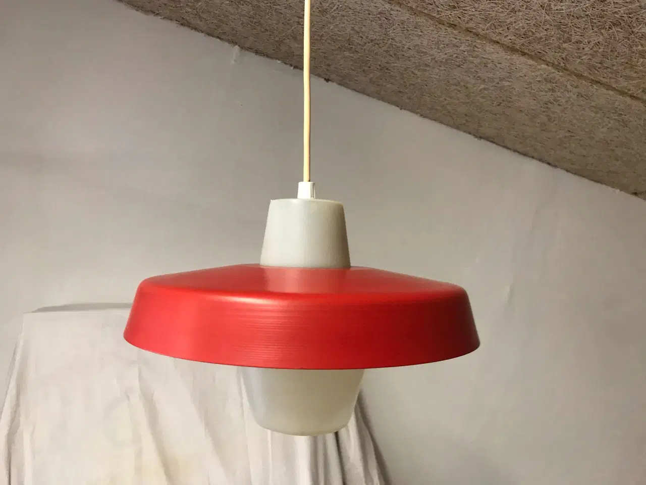 Billede 1 - Reto lampe med rød og hvid skærm