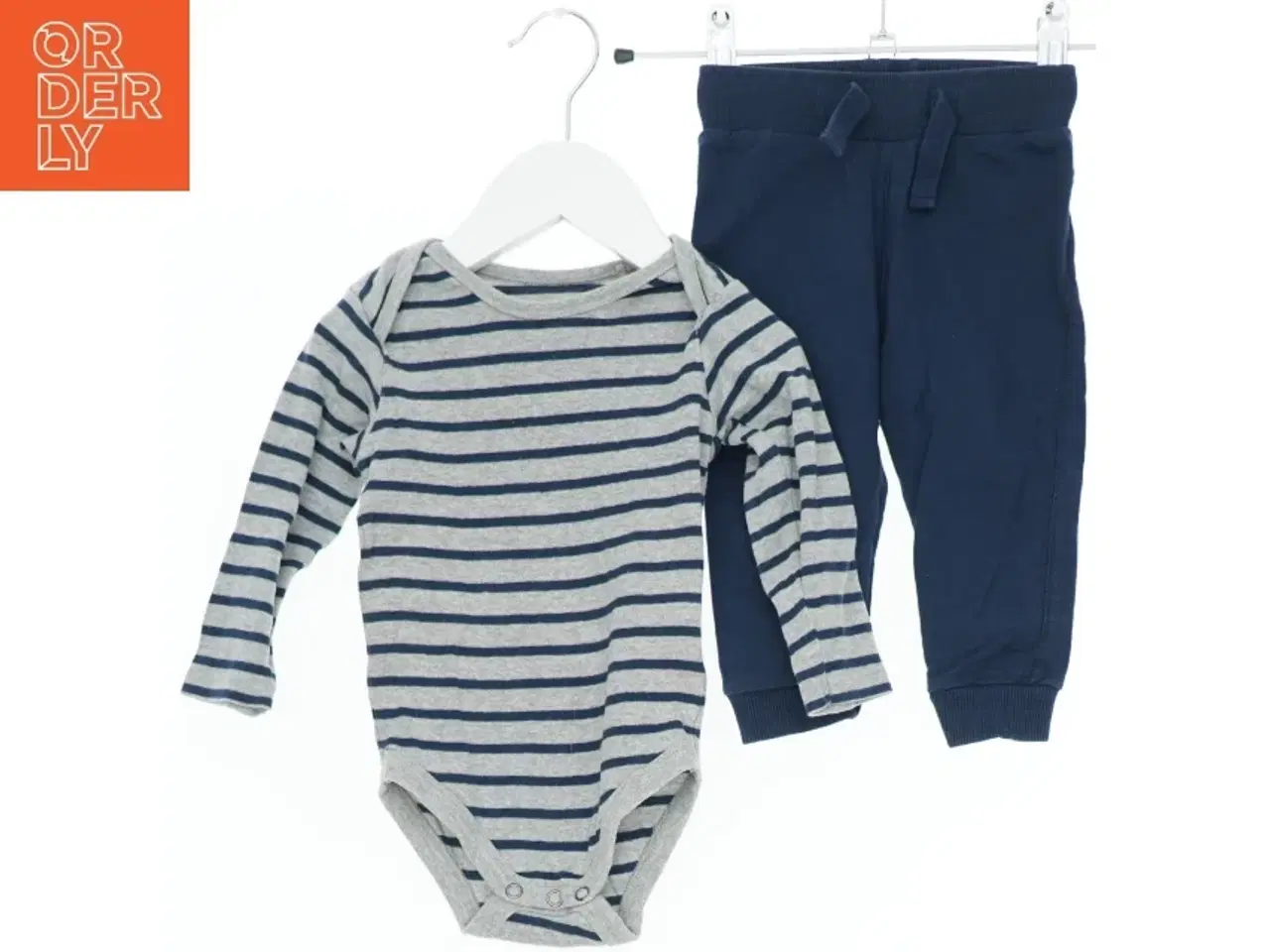 Billede 1 - Langærmet body med bukser fra Bakito (str. 68)