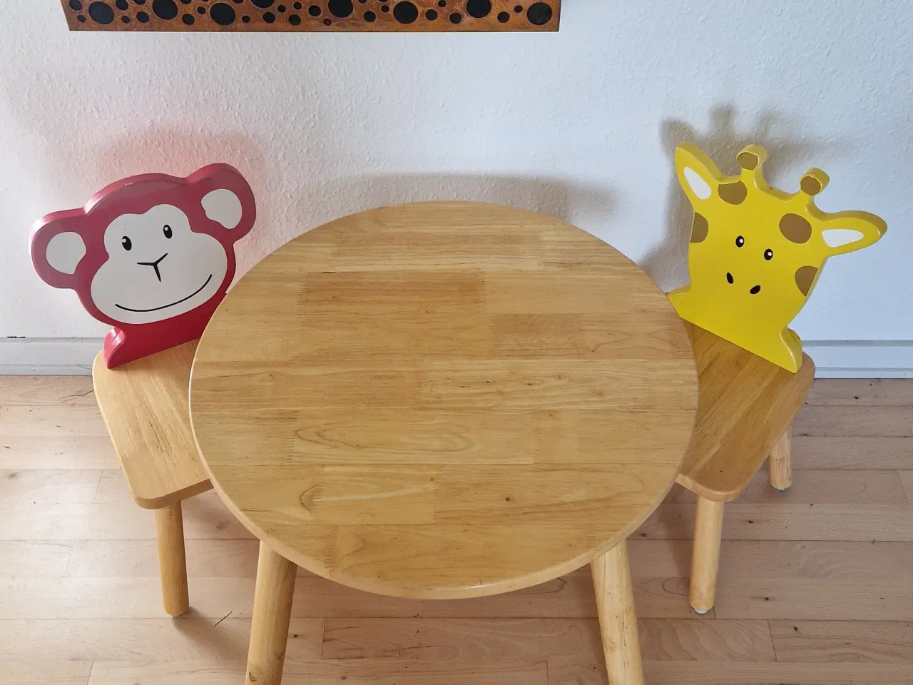 Billede 1 - 🧸 Børnebord med 2 stole – solidt og hyggeligt sæt