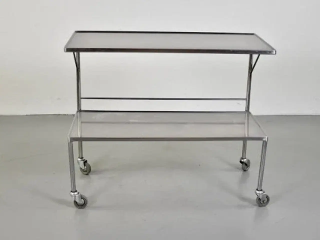 Billede 1 - Rullebord i stål med to hylder, 100 cm.