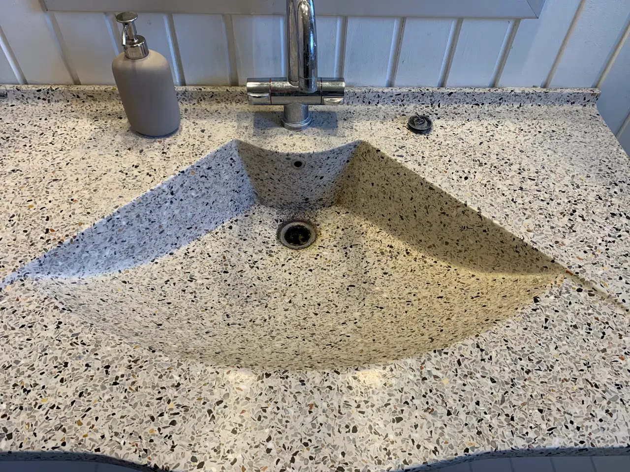 Billede 2 - Bord med vask og vægskab