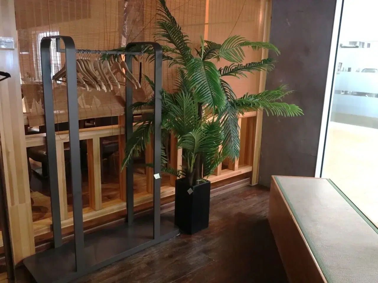 Billede 1 - Tøjstativ og kunstig plante