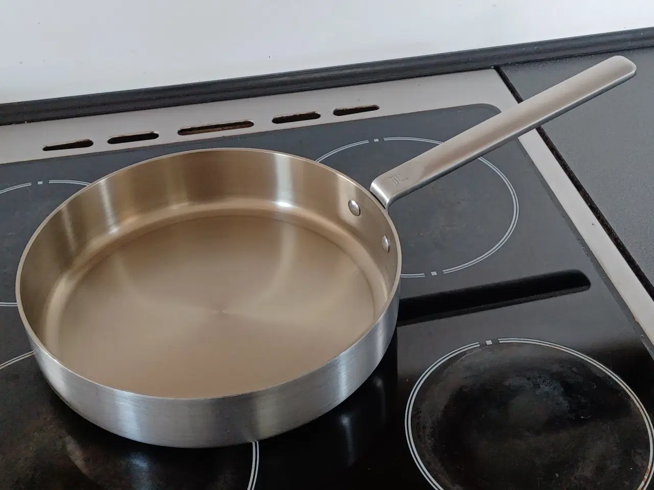 Billede 9 - Sauterpande med låg. Fiskars. 26 cm. Ny ubrugt.