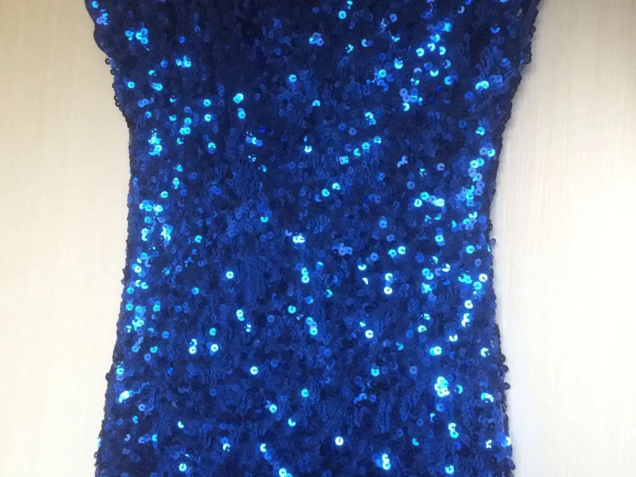 Billede 3 - Pæn blå kjole   Med glimmer