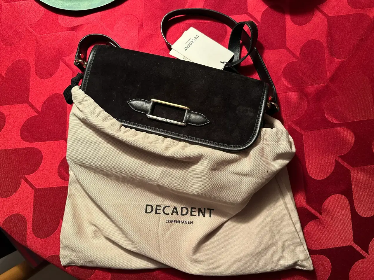 Billede 5 - Lækker Ruskind Clutch fra Decadent Copenhagen