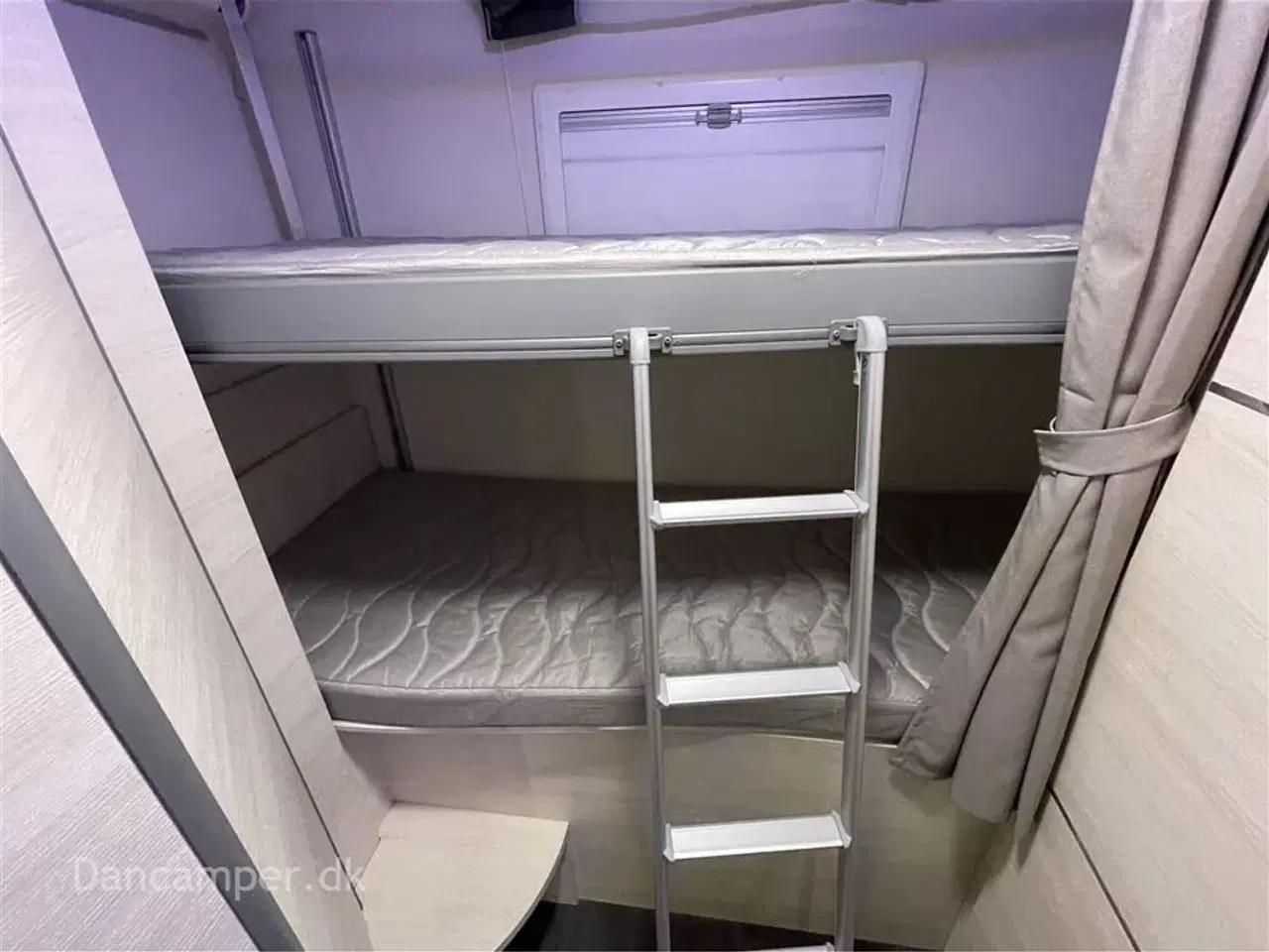 Billede 20 - 2021 - Chausson Titanium 720 Premium   Køjer samt stor dobbelt sænkeseng, 5-prs. 4 sovepladser m.mulighed for 5-6. Smart-lounge, indbygget gasfyldeflaske, markise, cykelholder, 170Hk - Aut.