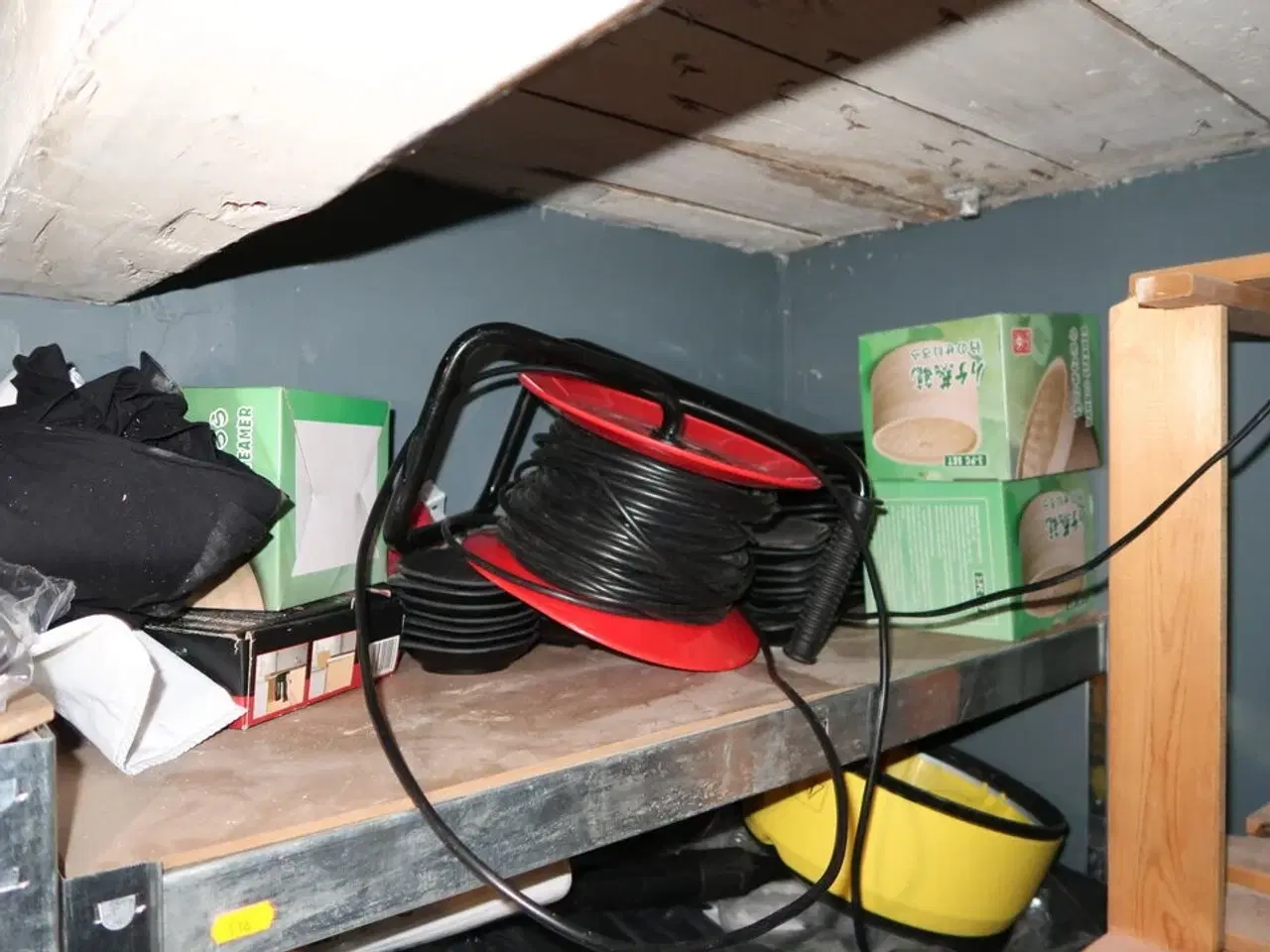 Billede 2 - 2 stk. reoler med div. Værktøj m.m.