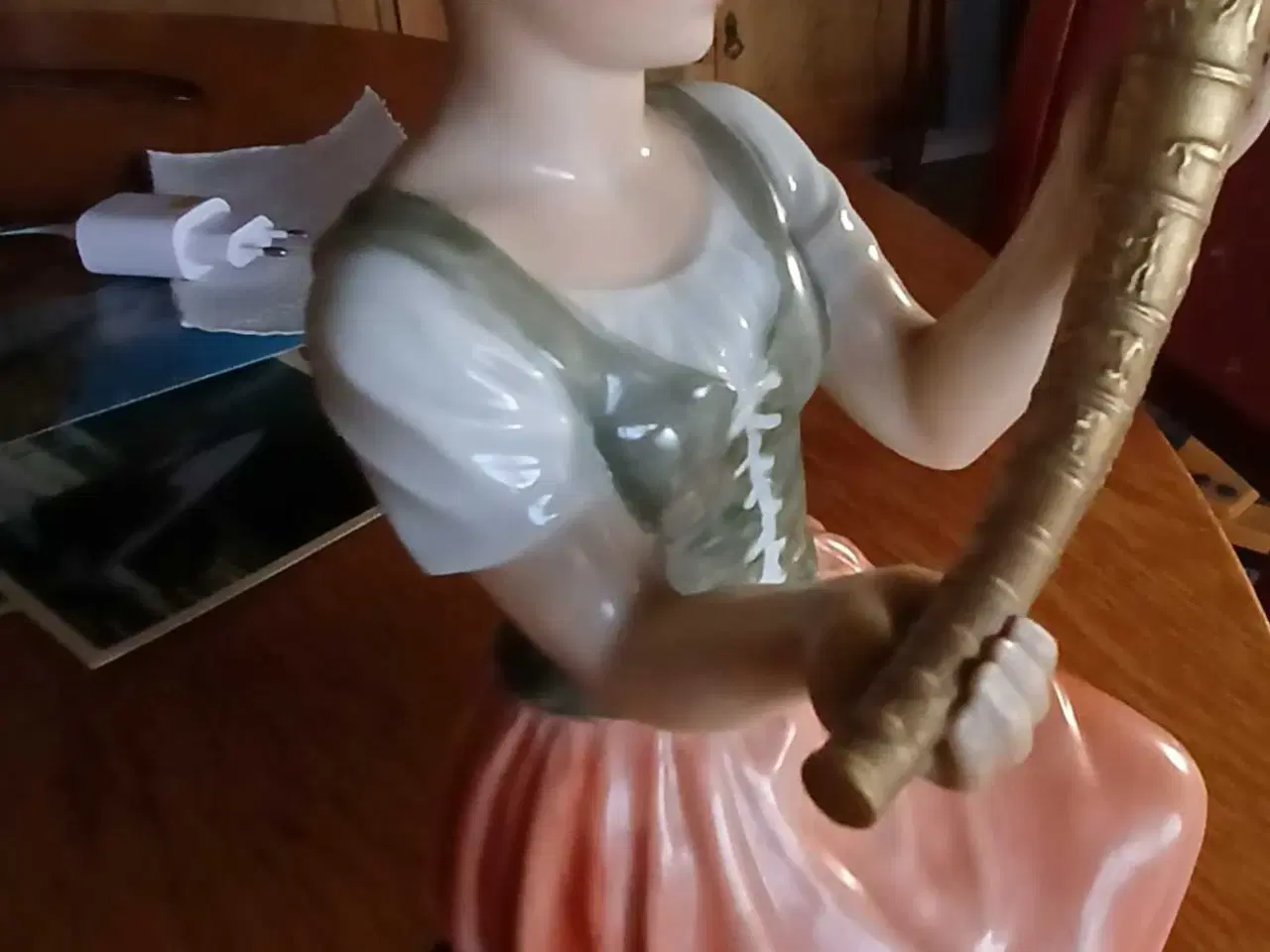 Billede 2 - Pigen med guldhornene