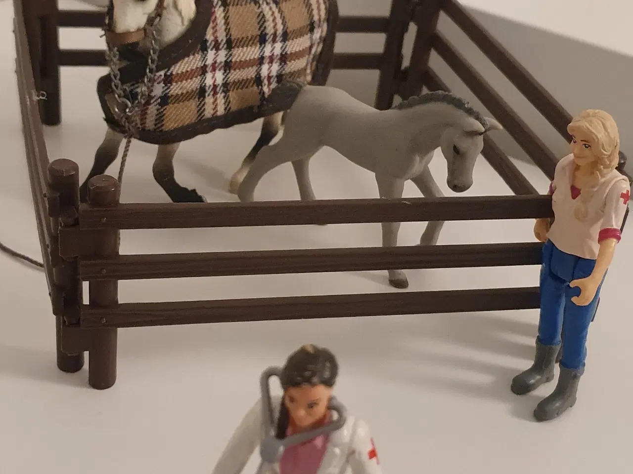 Billede 3 - Schleich dyrlægebil med hest, føl