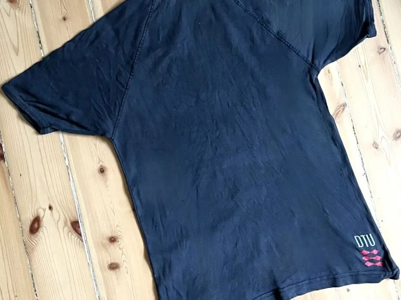 Billede 3 - 2 t-shirts - langærmet og kortærmet - fra DTU