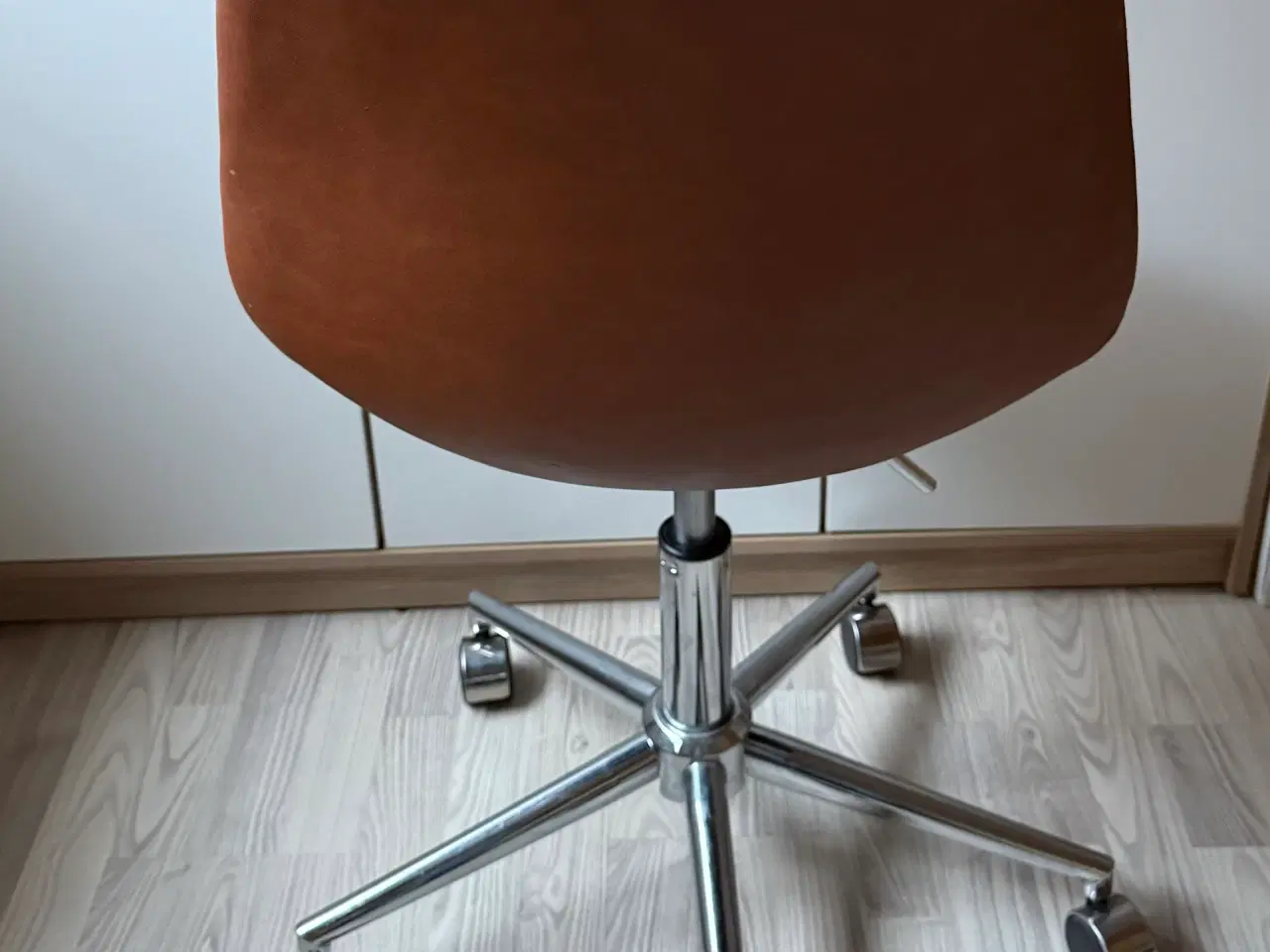 Billede 2 - Kontorstol i brunt kunstlæder