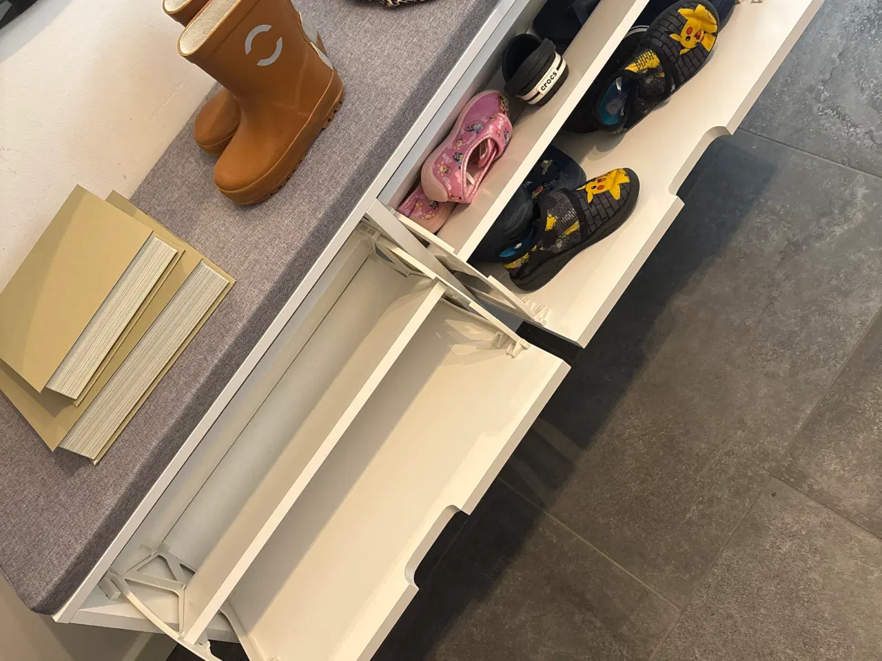 Billede 4 - Skoskab med hynde sælges