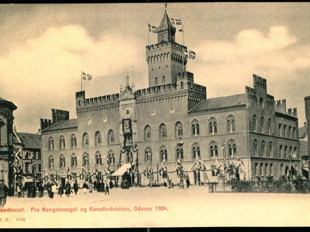 Billede 1 - Raadhuset  - Fra Kongebesøget og Kanalindvielsen, Odense 1904 - H.H.O. 1186