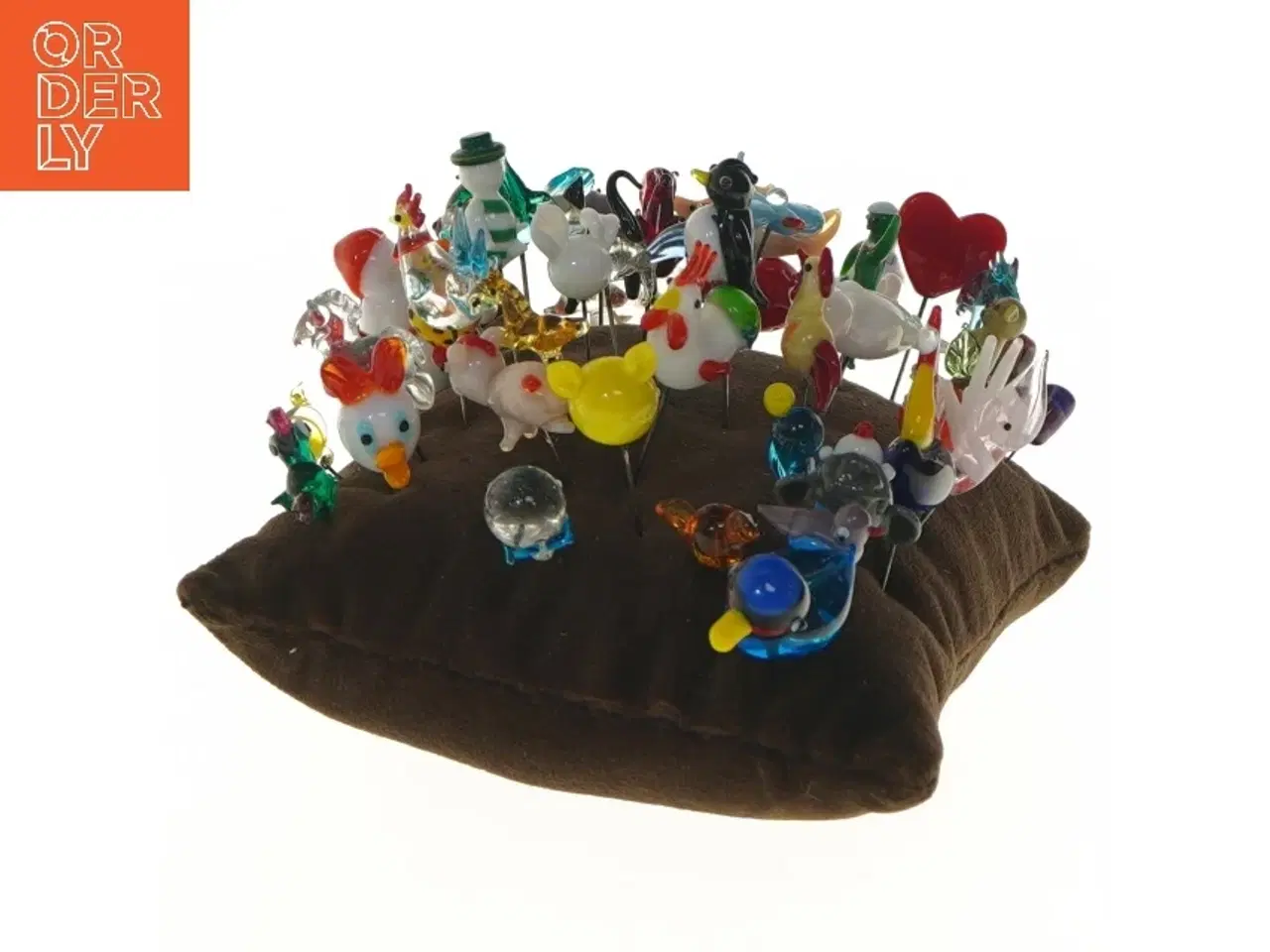 Billede 3 - Samling af nipsenåle på pude (str. 15x15 cm)