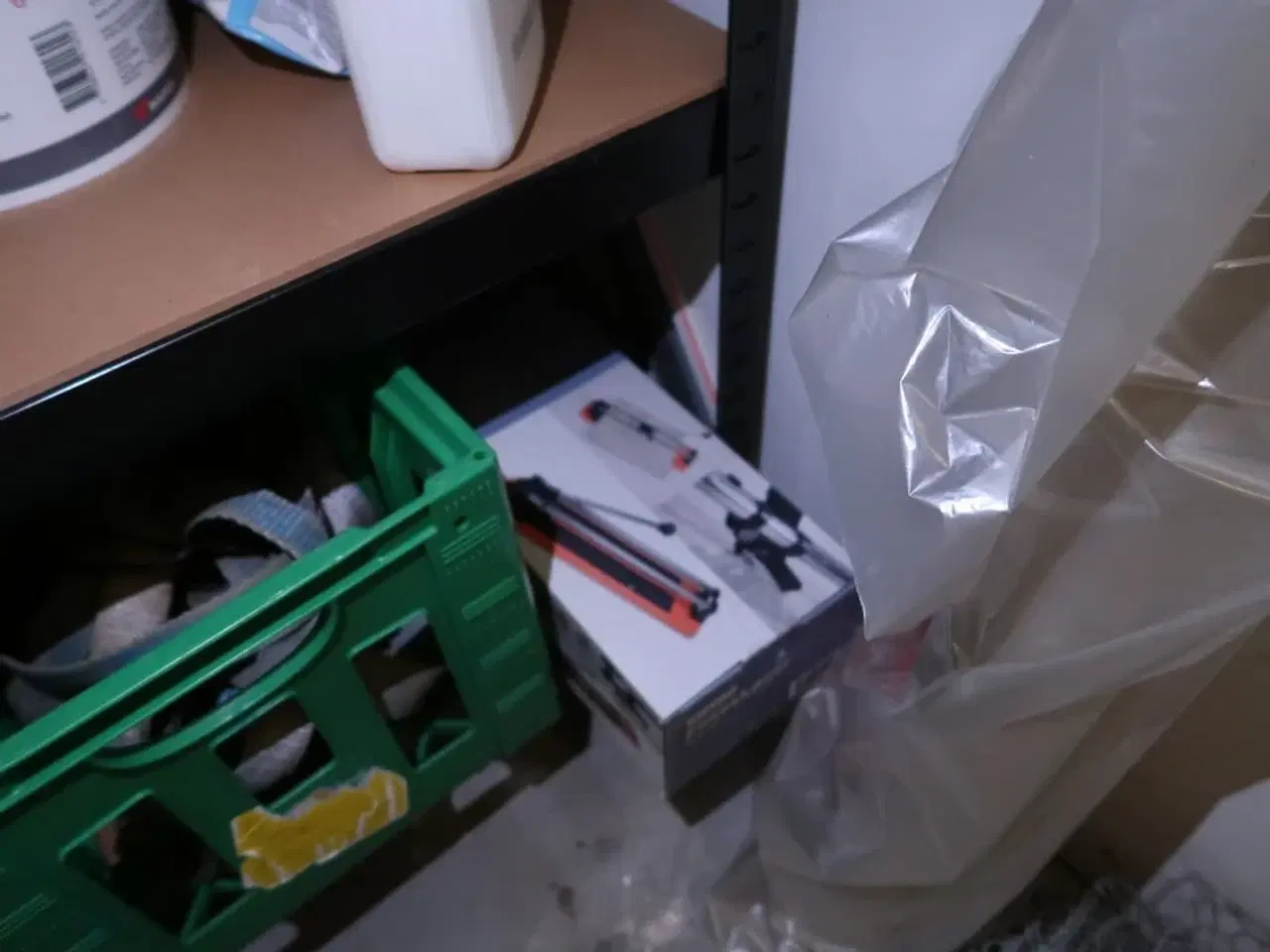 Billede 5 - Reol med div. Maling m.m.