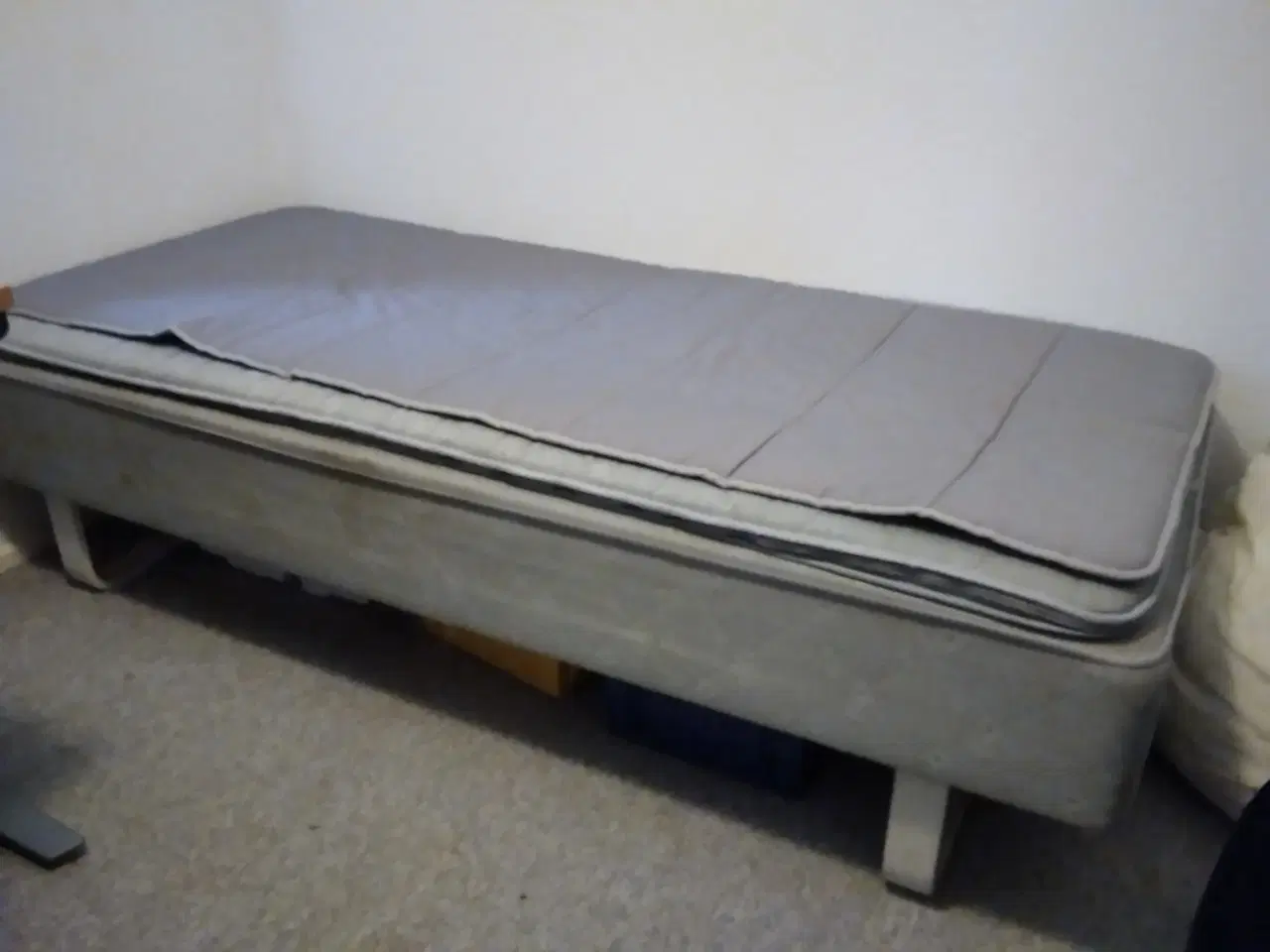 Billede 2 -  Seng 90x200 cm med topmadras 