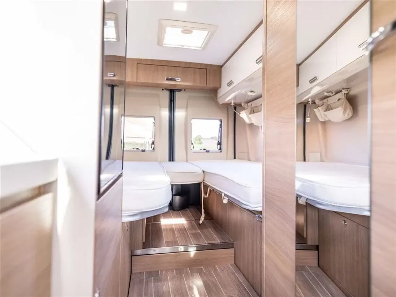 Billede 5 - 2020 - McLouis Menfys Van 04 Prestige Van med langsgående senge og fyldt med udstyr