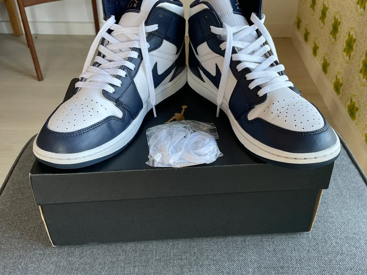 Billede 1 - Nike Air Jordan 1 Mid White Metallic Gold Obsidian