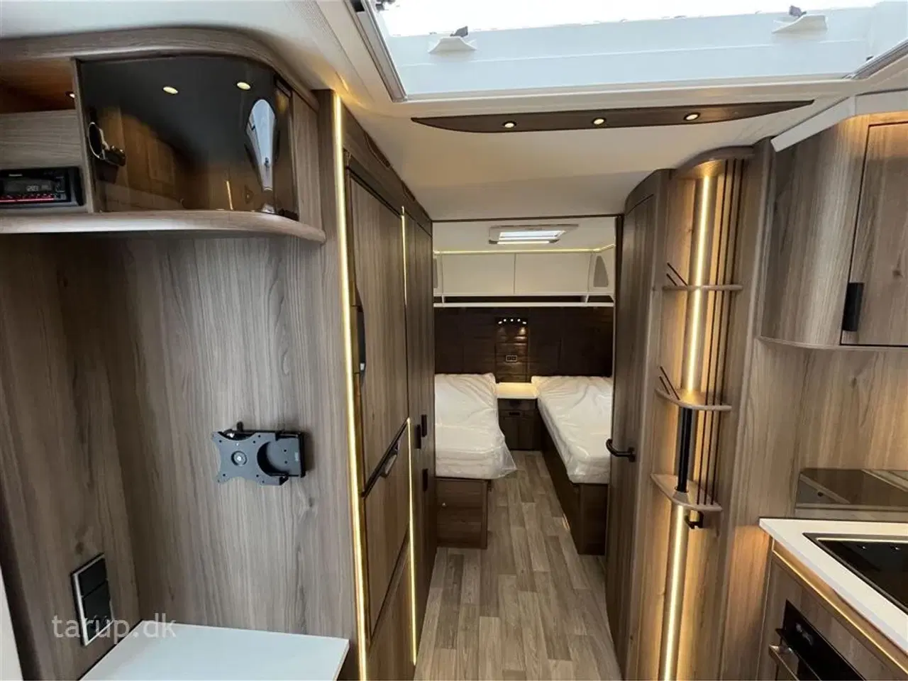 Billede 12 - 2026 - Kabe Ametist 560 GLE KS B2 PREMIUM LINE   enkeltsenge, udtræk til dobbeltseng, rundsiddegruppe i mørkegråt skind, ALDE centralvarme, vandbåren gulvvarme, stort kompressor køleskab