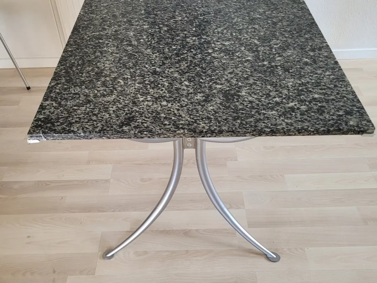 Billede 1 - Spisebord – granit. HxBxL = 75x80x140 cm. Bordplad