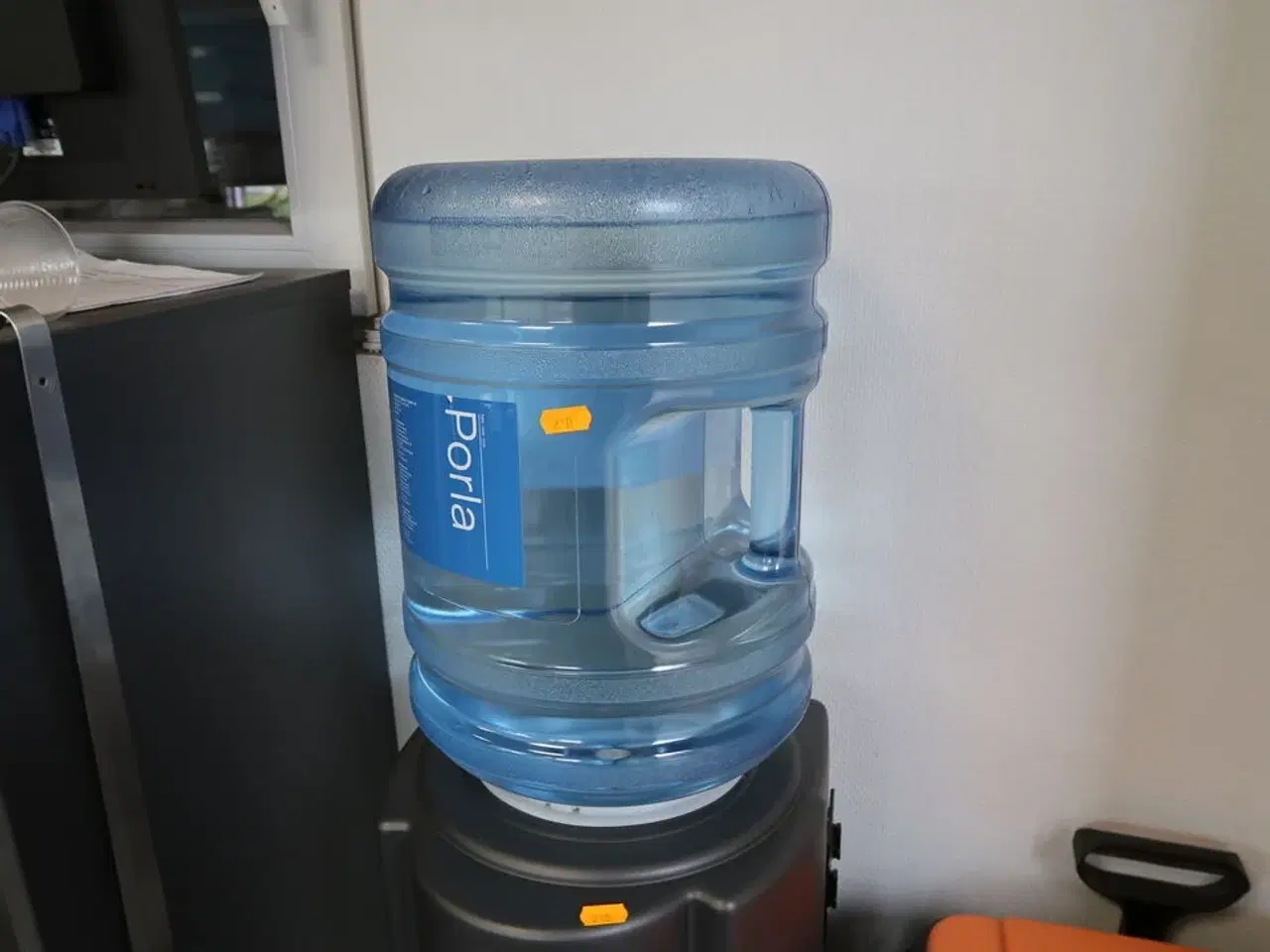 Billede 2 - Vanddispenser samt skraldespand