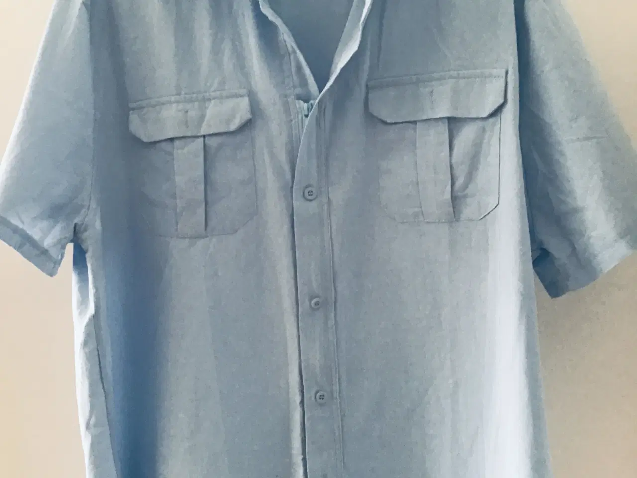 Billede 3 - Blå skjorte med korte ærmer helt ny aldrig brugt 