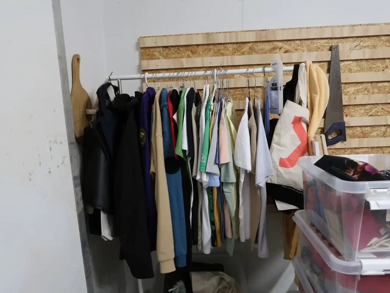 Billede 7 - Stole, borde, tøjstativer med div. Tøj m.m.