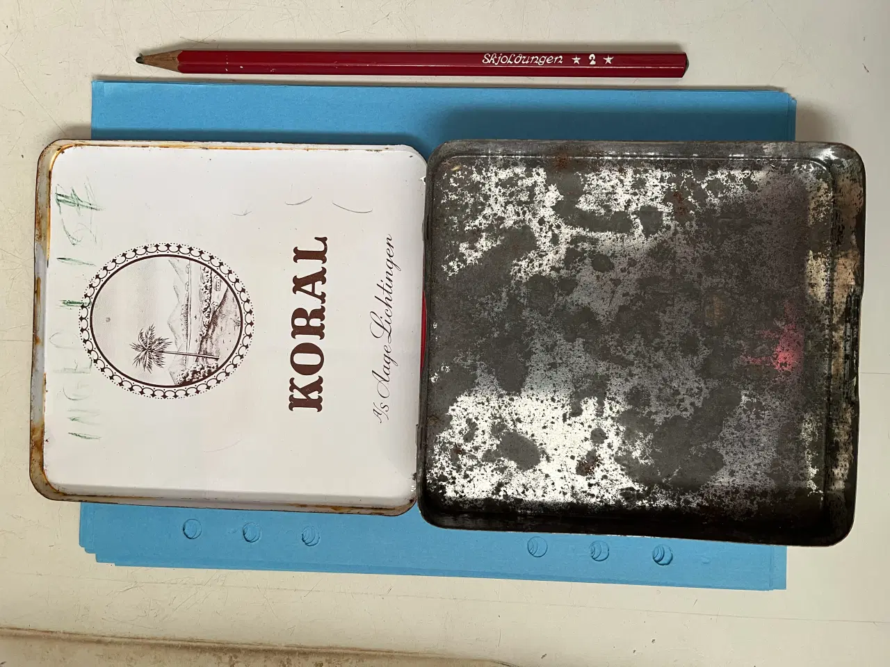 Billede 3 - Gl. blikæske med vippelåg. Giv bud.