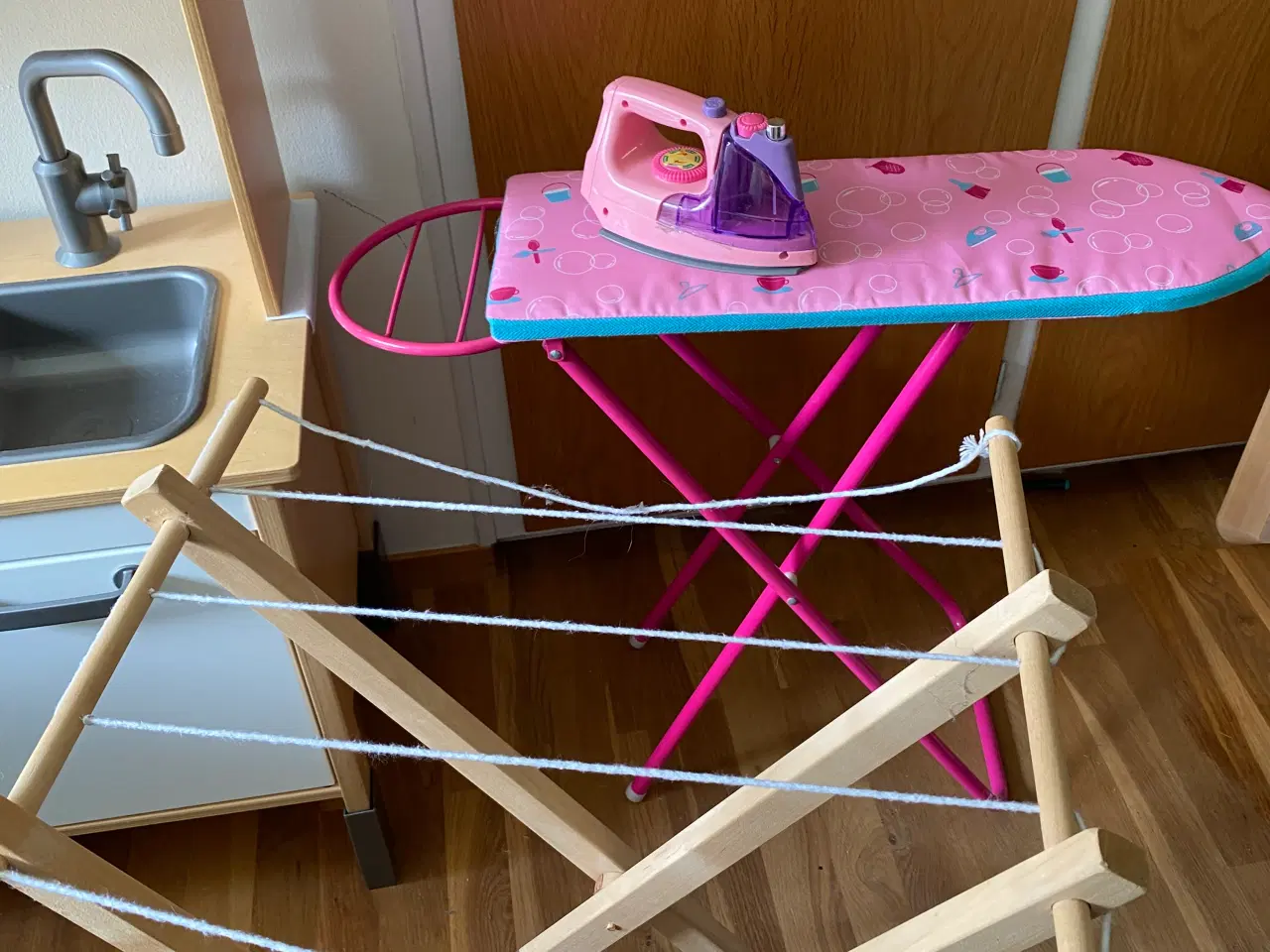 Billede 2 - Lege strygebræt og tørrestativ 