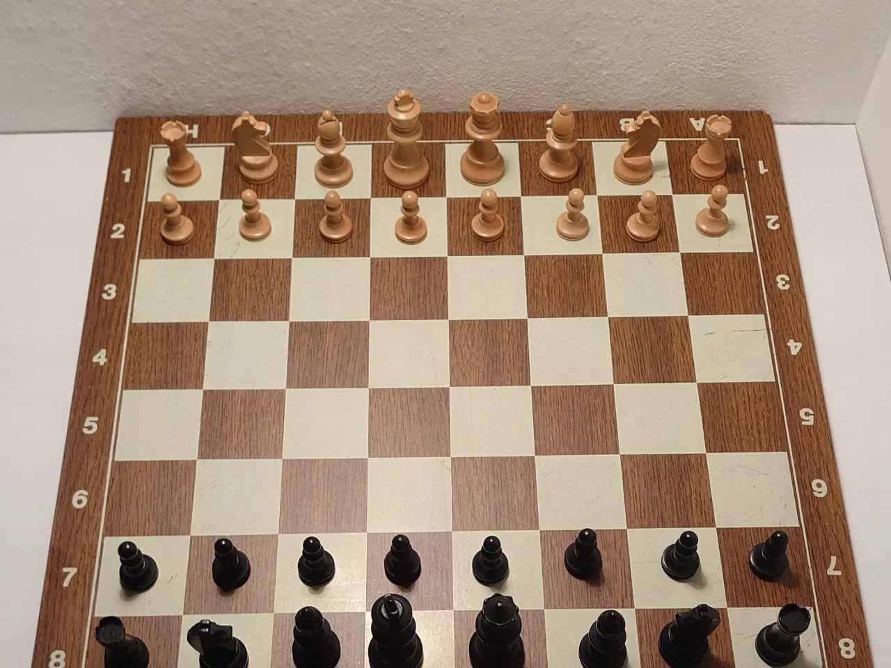Billede 1 - Skakspil m. Mølle. Træbrikker. Plademål: 46x46cm
