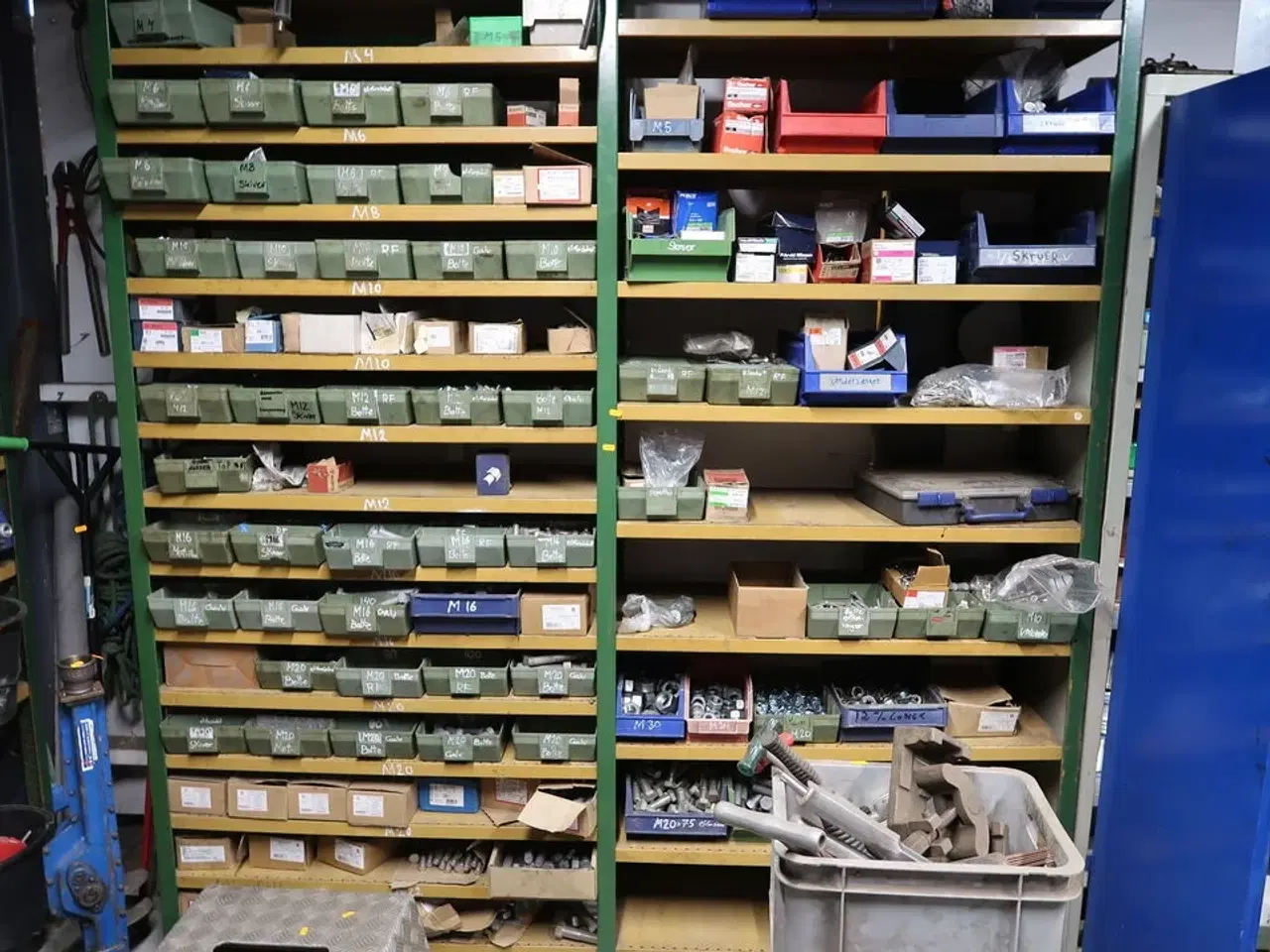 Billede 1 - 2 fag lagerreoler med div. Bolte (svejseslanger medfølger ikke)