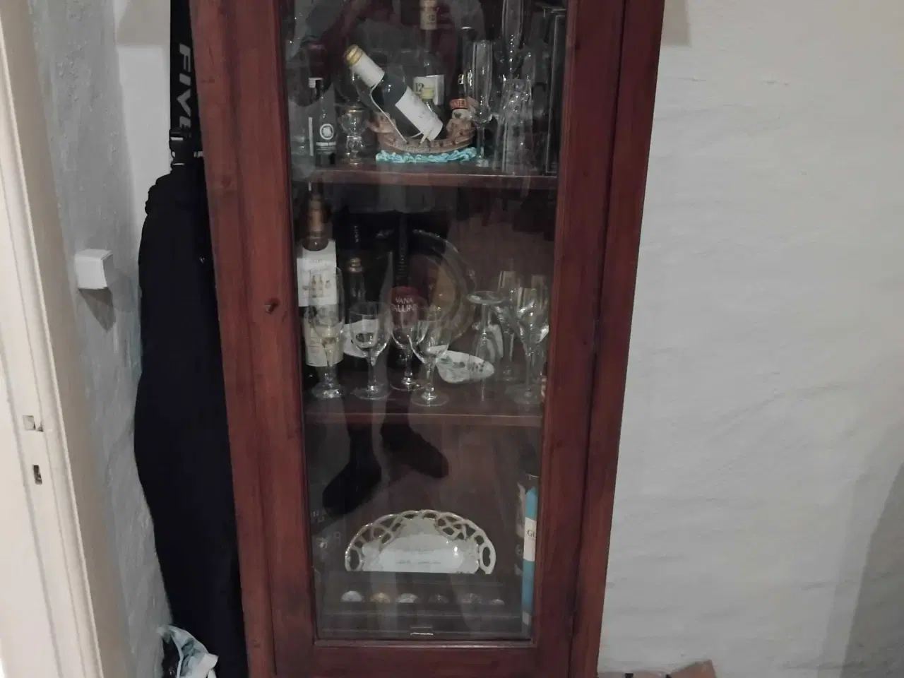 Billede 1 - Vitrineskab m glas i lågen, hylder og to skuffer