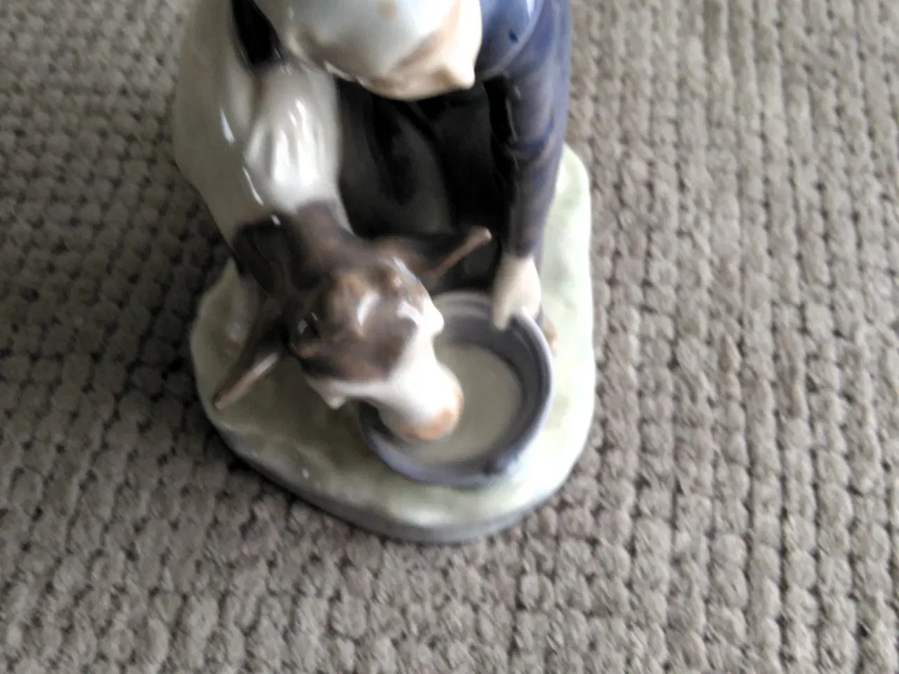 Billede 2 - Royal Copenhagen 779 Porcelæn figur pige med kalv.