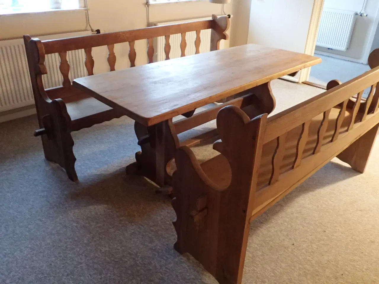 Billede 5 - Plankebord og bænke i massivt rustikt Egetræ.